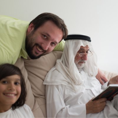 رجل كبير سن مع اسرته